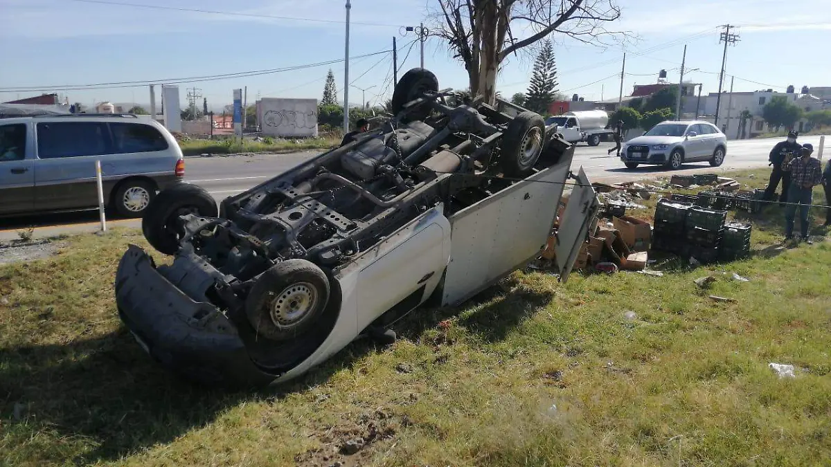 26 OCT CAMIONETA VOLCO EN LA